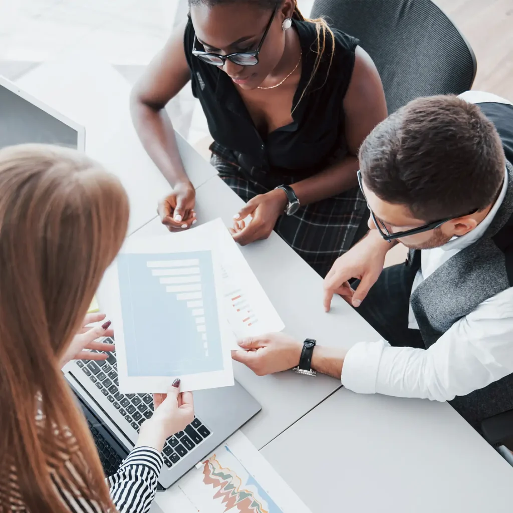 Personas reunidas asesorando al cliente